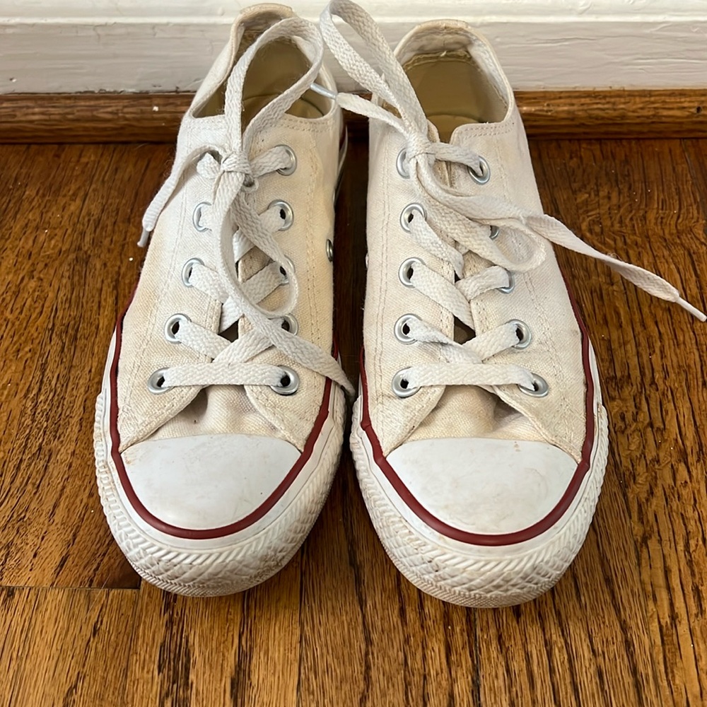 WHITE CONVERSE LOW TOP SNEAKERS - SIZE 5.5